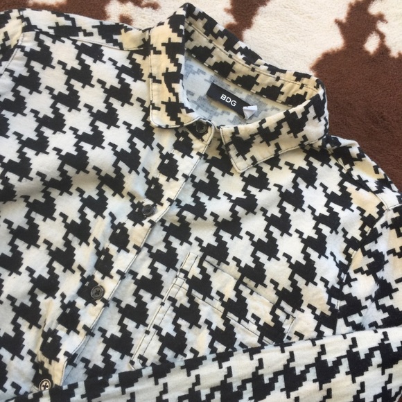 Simple chic button down top - Picture 4 of 6